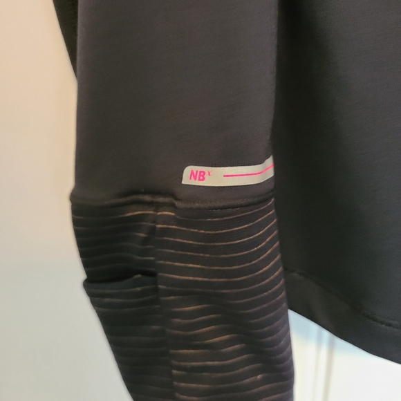 New Balance On the Run Black Pullover - Picture 7 of 8